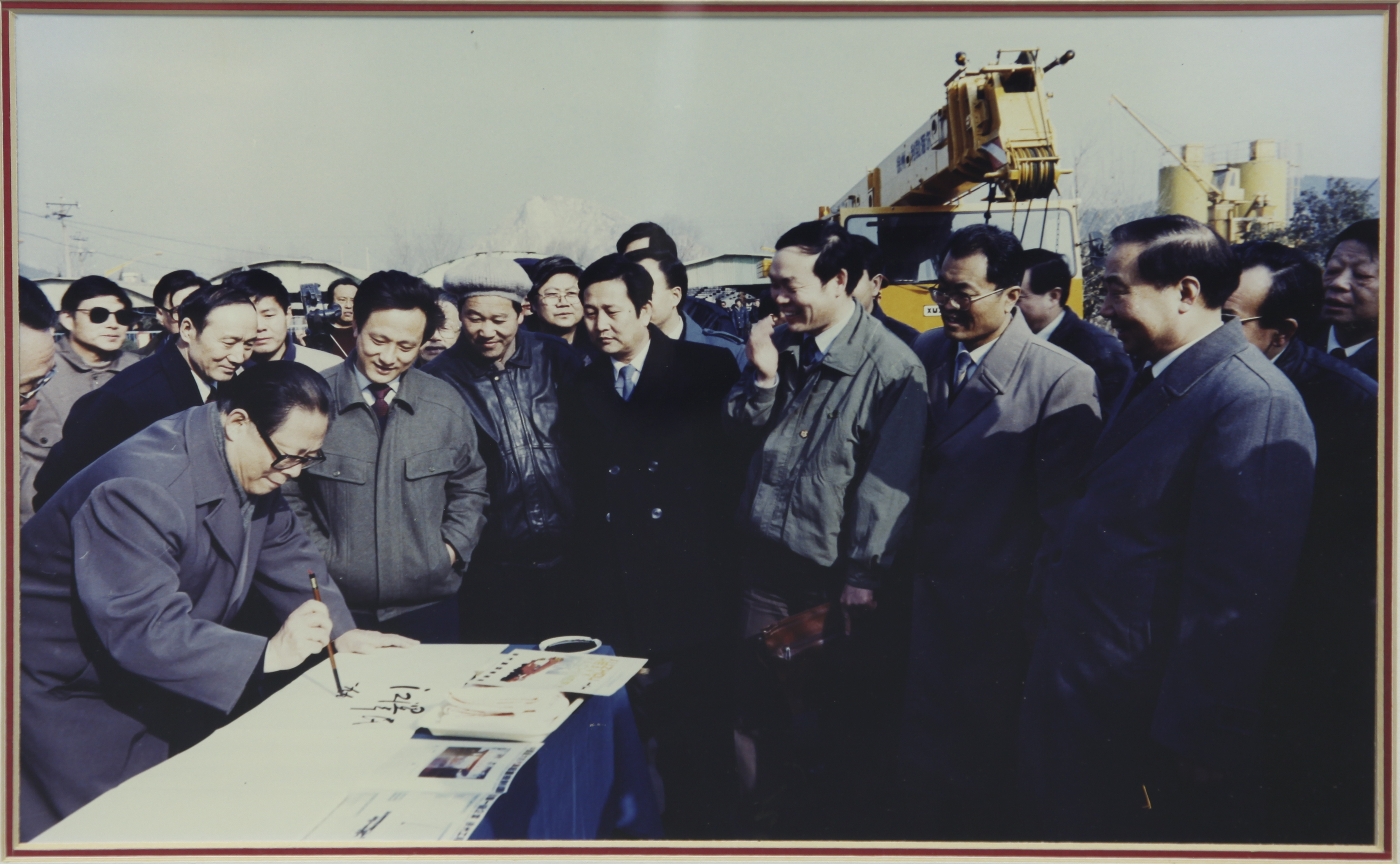 江泽民同志视察js1996官网集团并题名勉励