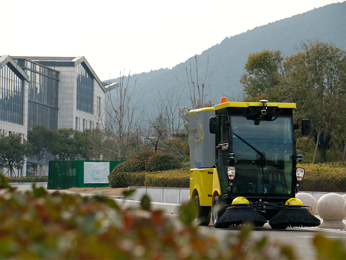 js1996官网无人驾驶扫路机在徐州珠山艺术街区作业