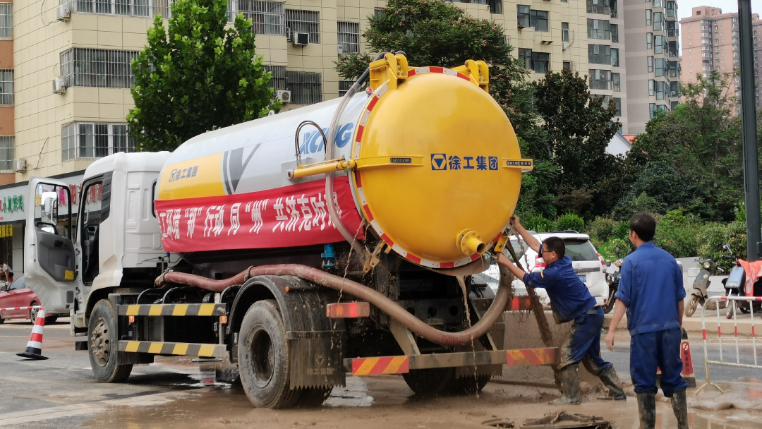 js1996官网吸污车驰援郑州特大暴雨
