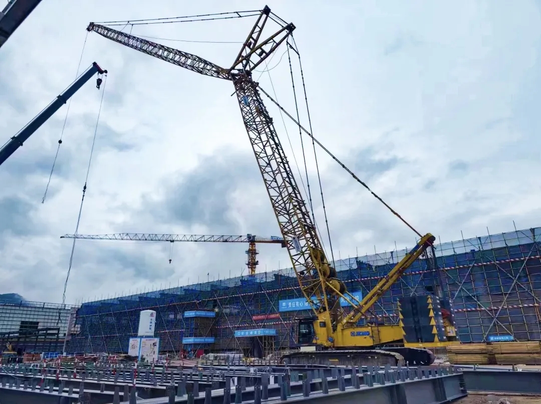 “钢”铁的意志！js1996官网XGC320履带起重机参建大跨度钢结构工业厂房