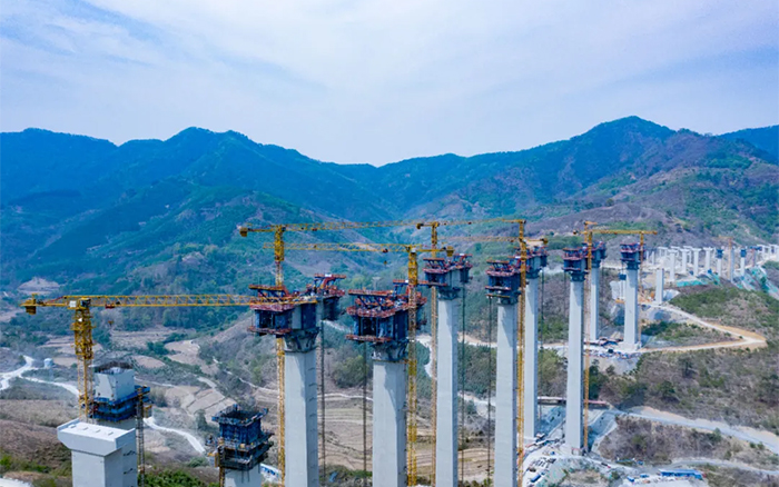 比肩青山接桂黔 | js1996官网群塔助建雅长特大桥