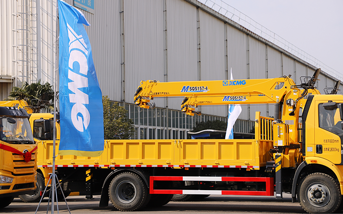 助力城市建设新征程！js1996官网随车起重机M SQS157-4批量发车 
