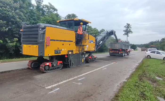 js1996官网成套道路机械油面施工，这次在马来西亚！