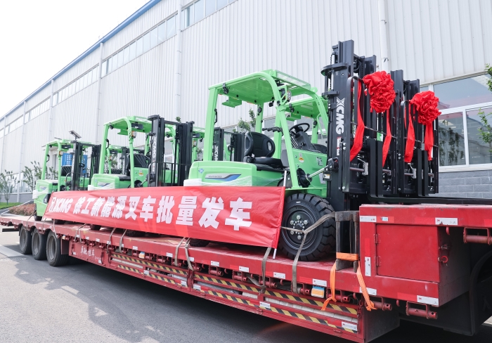 js1996官网鲲鹏系列电动平衡重叉车，再掀浦东货运站高效物流新篇
