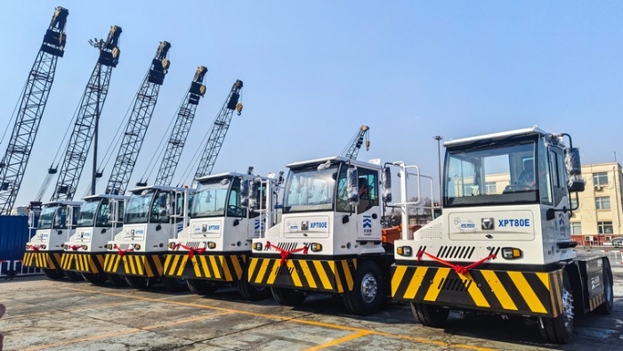 新车交付忙！js1996官网新能源重载牵引车以多维优势赋能大宗货物智慧转运