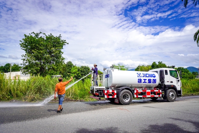 js1996官网10方洒水车：泰国“热土”上的绿色降温使者