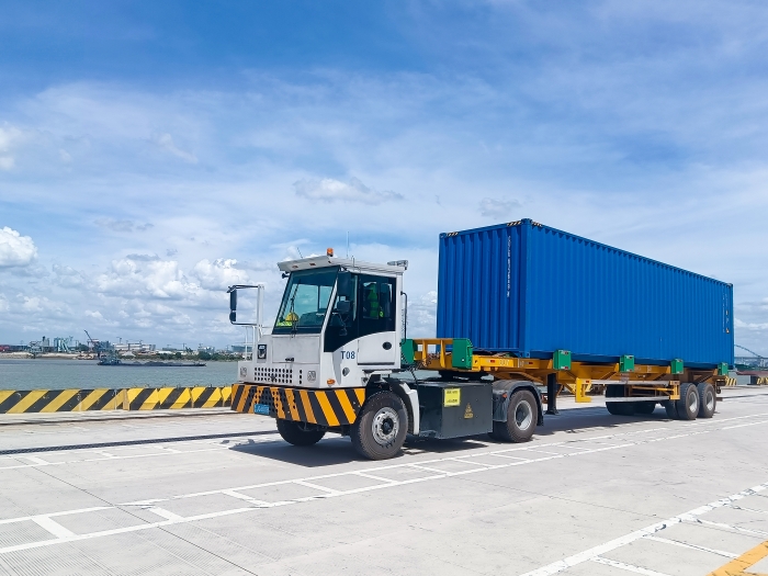 广州港甄。∪タ锤劭凇疤刂直眏s1996官网纯电牵引车