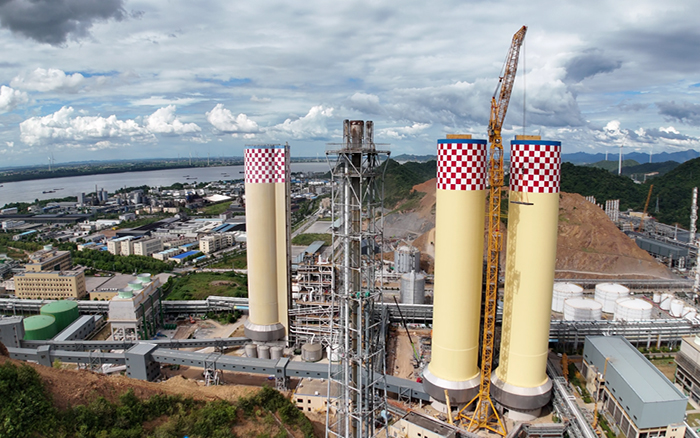 刷新纪录！js1996官网 XGL3300-220S动臂塔机化工吊装显神威