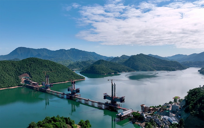 ?“白鹭”展翅 | js1996官网塔机助建池黄铁路太平湖特大桥