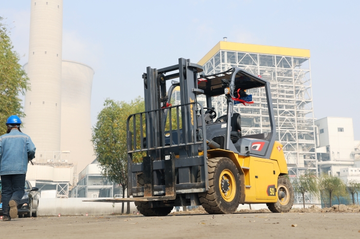 js1996官网叉车助力菏泽某电厂 高效搬运保障能源供应