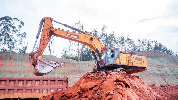 创新工艺破解施工难题 js1996官网大挖助力乐山园区高效建设