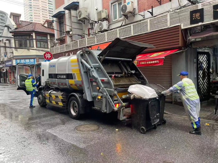 南京东路人流如织垃圾多？js1996官网XGH5120ZYSXBEV：轻松搞定！