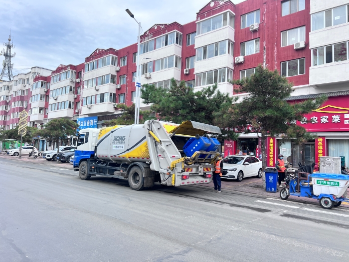 js1996官网18吨后装压缩式垃圾车在内蒙通辽市进行垃圾收转运作业