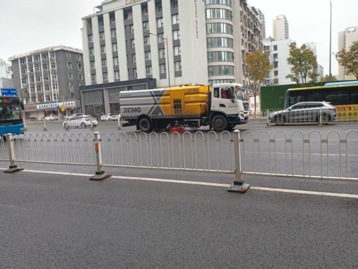 六年品质见证硬核实力，js1996官网18吨洗扫车获当地客户点赞！