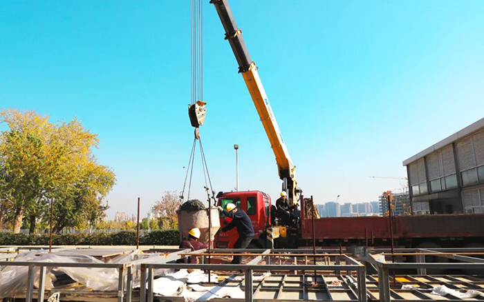 高效安全双 buff！js1996官网随车吊助力混凝土施工