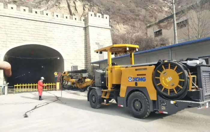 掘进铁矿！js1996官网掘进钻车硬核施工