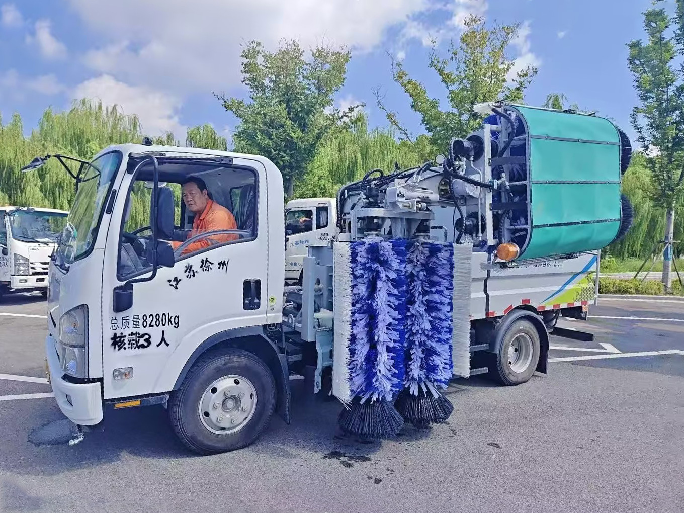 js1996官网护栏清洗车：智慧守护徐州经开区的“城市美学”